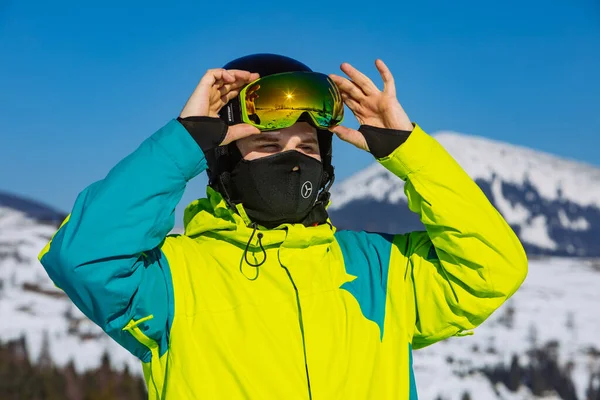 Hombre con casco y pasamontañas. reflexión. actividad invernal — Foto de Stock