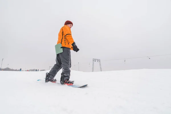 Homem snowboard para baixo pela colina — Fotografia de Stock