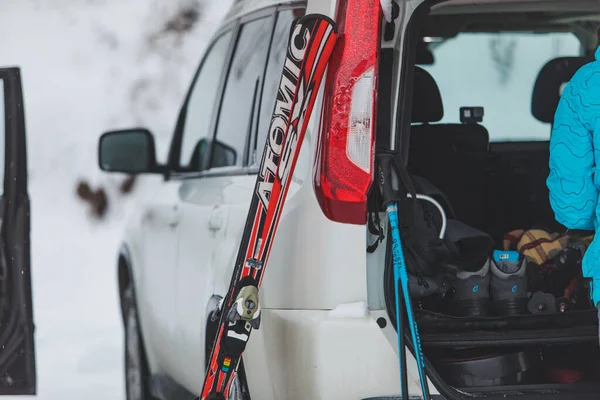 Kazkova Polyana, Ukrayna - 26 Ocak 2019: arabaya yakın kayak malzemeleri. Kayak için toplanma — Stok fotoğraf
