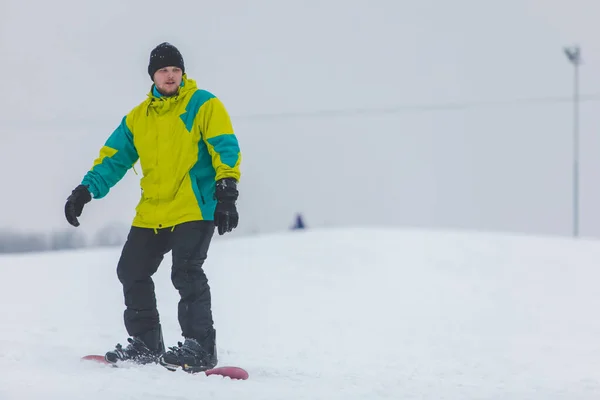 Hombre snowboard abajo por la colina — Foto de Stock