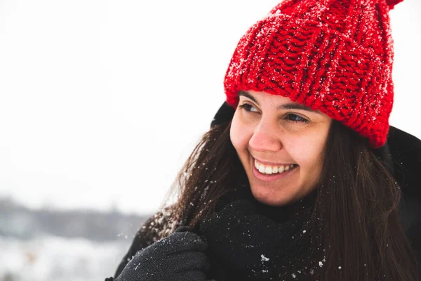 임 미소와 빨간 모자에 젊은 예쁜 여자의 초상화 — 스톡 사진