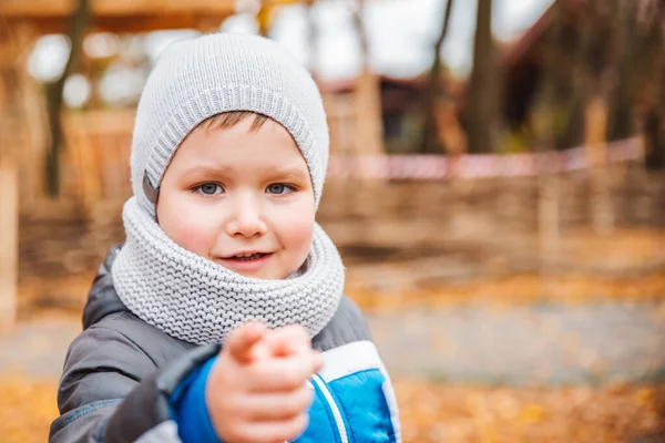 Retrato de niño de 5 años en traje de otoño —  Fotos de Stock