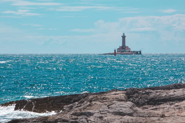 Deniz ufku deniz manzarası deniz manzarasında deniz feneri o ada — Stok fotoğraf