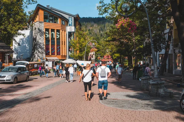 Zakopane, Polonya - 13 Eylül 2019: Tatra dağlarında merkez krupowki caddesinden yürüyen insanlar — Stok fotoğraf