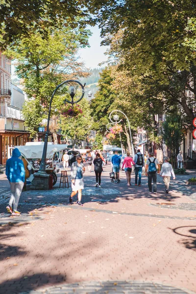 Zakopane, Polonia - 13 settembre 2019: persone che camminano per la strada centrale krupowki nelle montagne tatra — Foto Stock