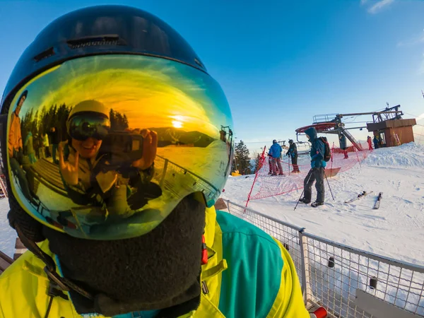 스키 마스크를 쓴 남자가 닫습니다. 반사. 해 가질 때 눈덮인 산들 — 스톡 사진