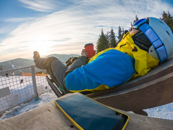 Femme buvant du thé chaud au sommet de la colline d'hiver avec vue sur le coucher du soleil — Photo