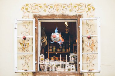 Hallstatt, Avusturya - 15 Haziran 2019: farklı hediyelik eşya ile mağaza penceresi manzarası