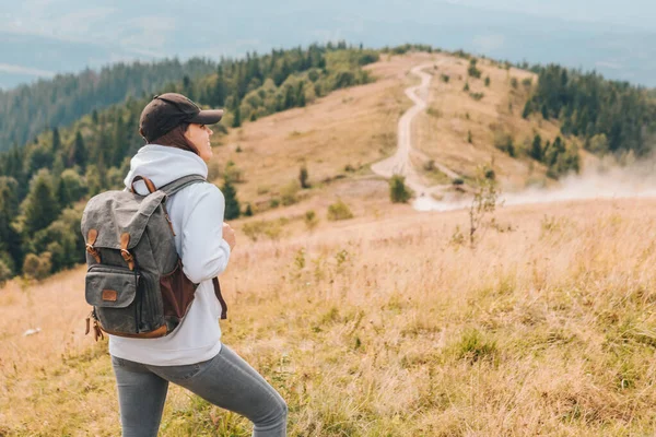 Caminhadas conceito mulher com mochila no pico das montanhas — Fotografia de Stock