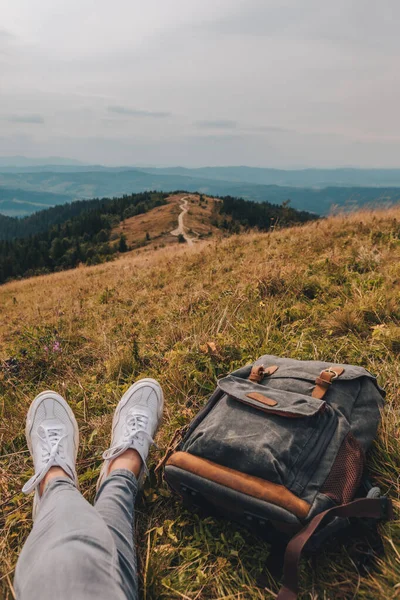 Hiking concept resting at the peak view on autumn valley — Stock Photo, Image