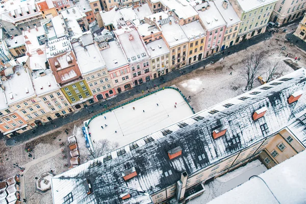 Lwów, Ukraina - 21 stycznia 2018: widok na lodowisko narciarskie w centrum rynku we Lwowie — Zdjęcie stockowe
