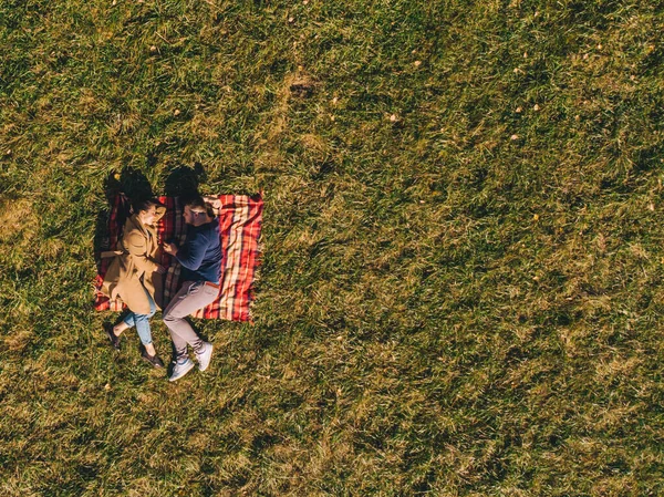 Pareja en manta en hierba vista aérea — Foto de Stock