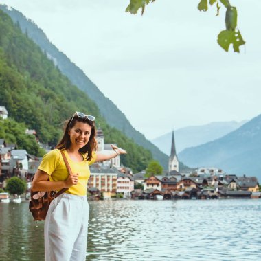 kadın hallstatt şehir bakarak sahilde ayakta