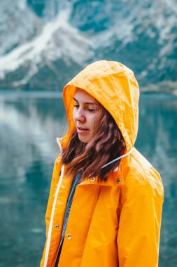 Tatra Ulusal Parkı 'ndaki Lake Beach' te sarı yağmurluklu kadın.