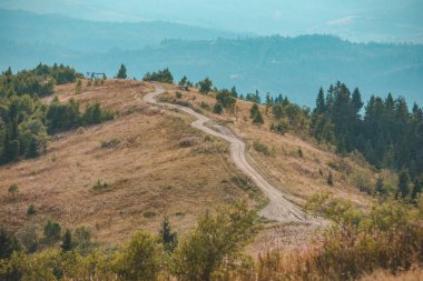 Dağlarda patika yolu sonbahar manzarası
