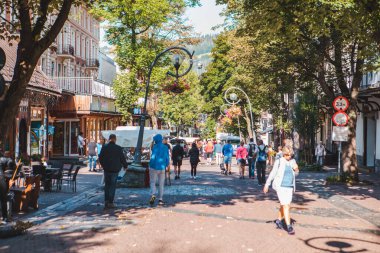 Zakopane, Polonya - 13 Eylül 2019: Tatra dağlarında merkez krupowki caddesinden yürüyen insanlar
