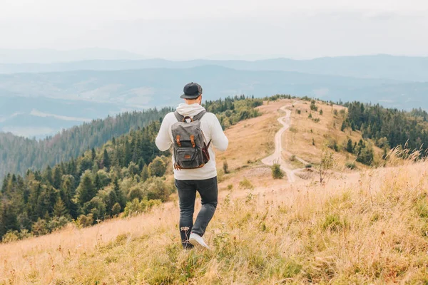 Homem com mochila caminhadas por montanhas de outono — Fotografia de Stock