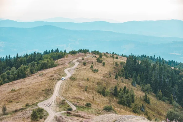 Off road car travel by mountains κορυφή φθινόπωρο — Φωτογραφία Αρχείου