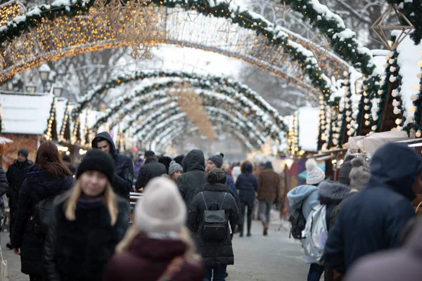 Lviv, Ucrânia - 4 de janeiro de 2019: pessoas andando pela feira de Natal — Fotografia de Stock