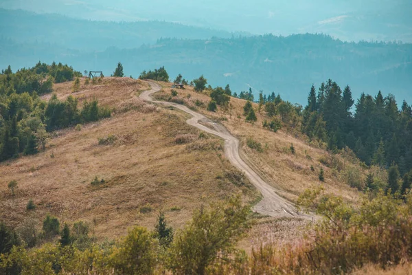 Тропа дорога в горах осенний пейзаж — стоковое фото