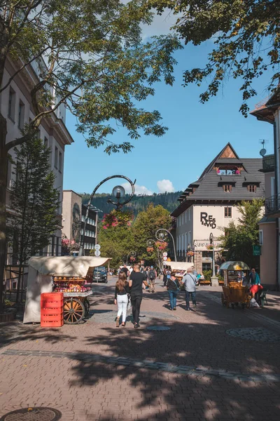 Zakopane, Polonia - 13 settembre 2019: persone che camminano per la strada centrale krupowki nelle montagne tatra — Foto Stock