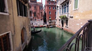 Venedik Kanalı 'ndaki gondoldaki insanlar yaz tatili seyahat konsepti