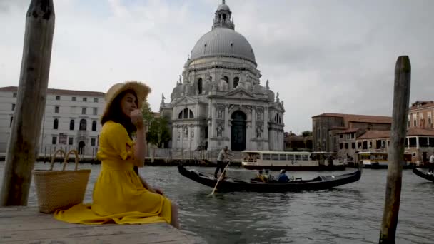 Mujer Vestido Amarillo Sentado Muelle Con Vista Basilica Santa Maria — Vídeos de Stock