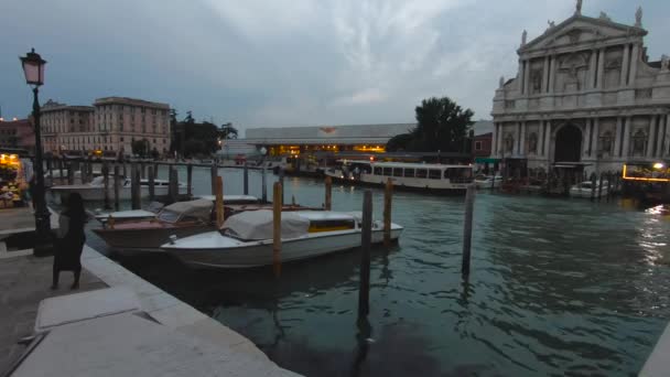 圣玛利亚 拿撒勒教堂位于威尼斯大运河附近 大约在傍晚时分 — 图库视频影像