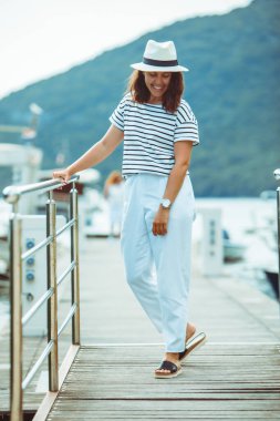 arka planda görünüm tekneleri zevk Dock beyaz ayakta gülümseyen kadın