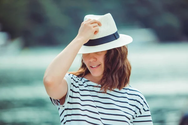 흰색 페도라 모자에 여자 초상화 — 스톡 사진