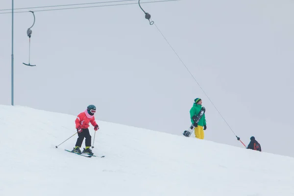Μικρό παιδί μαθαίνει σκι. — Φωτογραφία Αρχείου