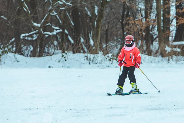 Lviv, Oekraïne - 12 januari 2019: jongen skiën op de heuvel. winteractiviteiten — Stockfoto