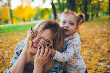 anneye gözlerini kapatan kızı tahmin et