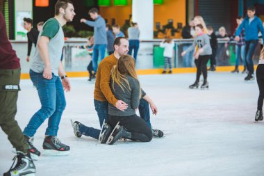 Lviv, Ukrayna - 3 Şubat 2019: city alışveriş merkezinde kayak pisti üzerinde paten insanlar