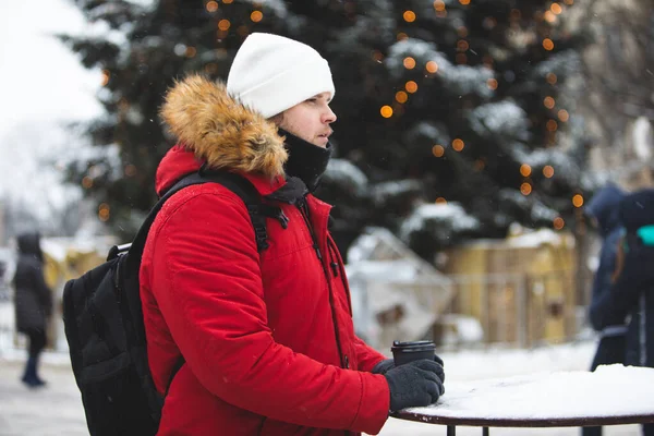 Hombre al aire libre beber café de papel taza invierno calentamiento — Foto de Stock