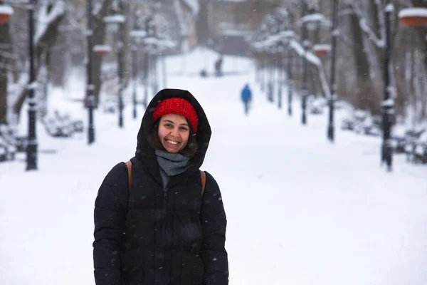 Retrato de mujer sonriente en traje de invierno en el parque de la ciudad — Foto de Stock