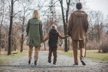 genç güzel aile şehir parkı tarafından el ele yürüme