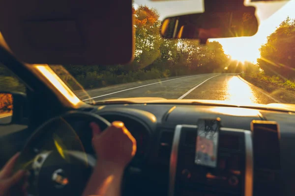 Strada concetto uomo mani sul volante navigazione sul telefono — Foto Stock