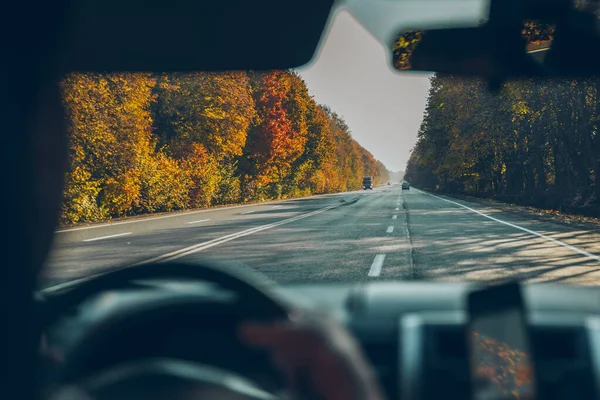 Teléfono con navegación en el tablero de instrumentos de otoño speedway coche —  Fotos de Stock