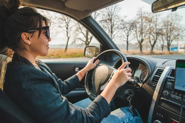 Woman hands on steering wheel navigation on the phone — Stock Photo, Image