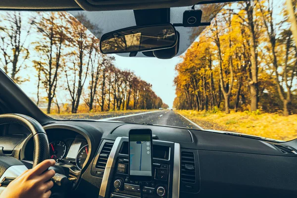 Teléfono con navegación en el tablero de instrumentos de otoño speedway coche — Foto de Stock
