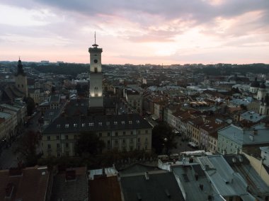 Gün batımı bulutlu gökyüzünde Lviv çan saat kulesinin hava görüntüsü