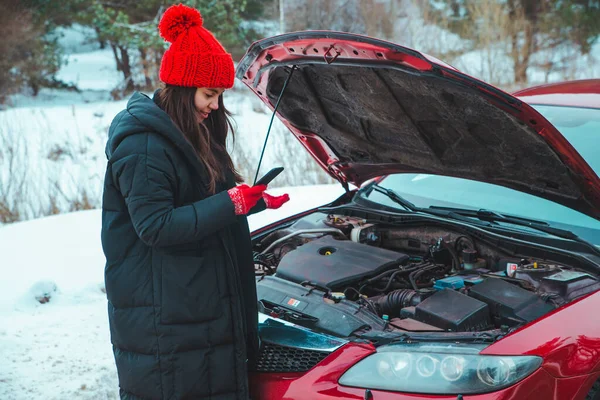 Mujer pidiendo ayuda con el coche averiado en la carretera de invierno — Foto de Stock