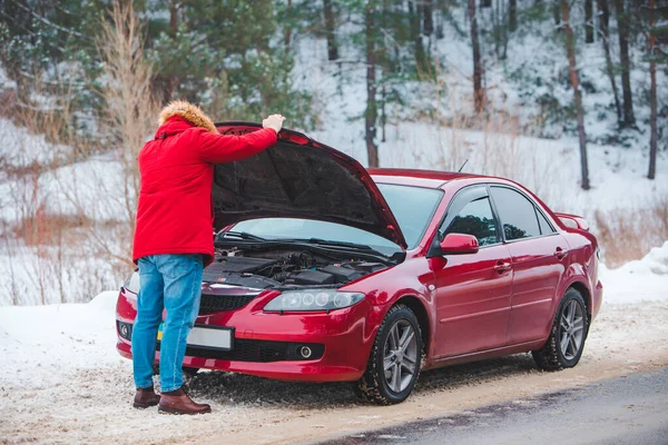 Hombre abrió la avería de la campana del coche en carretera — Foto de Stock