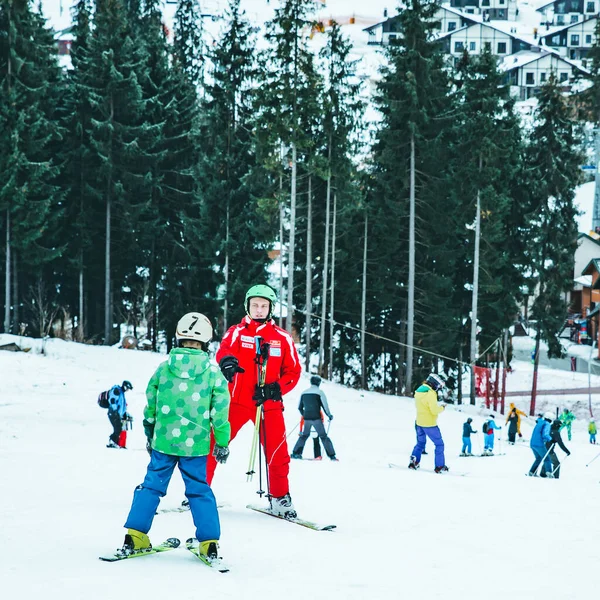 BUKOVEL, UCRÂNIA - 9 de dezembro de 2018: instrutor ensinando menino a esquiar — Fotografia de Stock