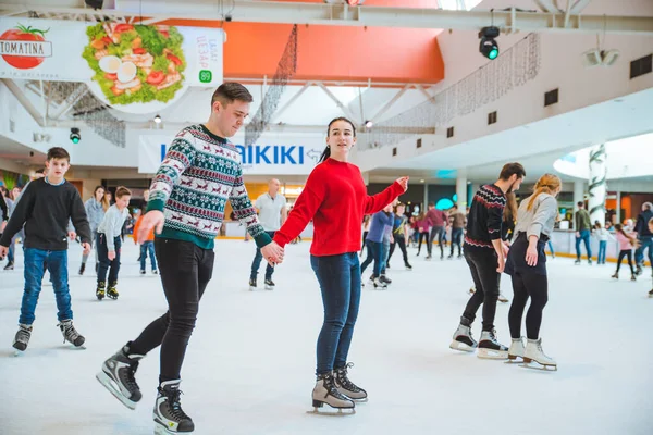 Lviv, Ukraine - 3. Februar 2019: Eislaufen auf der Skihütte in der City Mall — Stockfoto