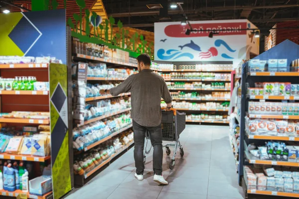 Man do grocery shopping at supermarket — Stock Photo, Image