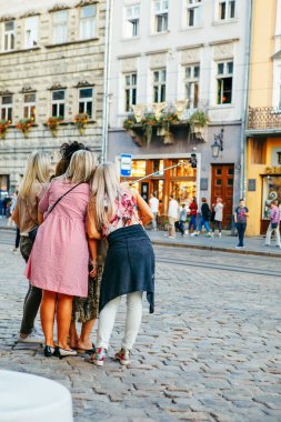 Lviv, Ukrayna - 5 Eylül 2019: Şehir meydanında selfie çeken kız arkadaşlar
