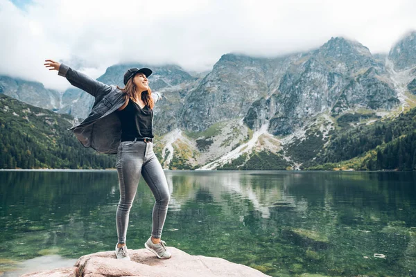 幸せな女性が山の中の湖を見上げ — ストック写真