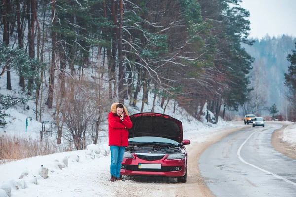 Férfi áll mellett törött autó nyitott motorháztető hívja segítséget — Stock Fotó